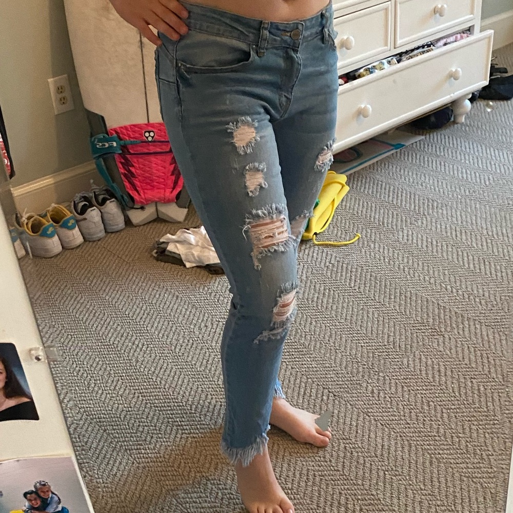 Slightly ripped skinnyjeans with frayed ends.